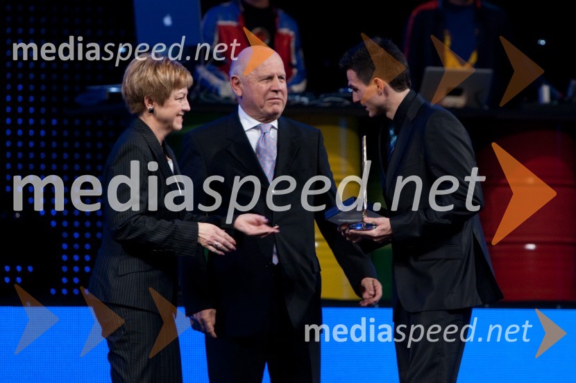 Vojka Ravbar, generalna sekretarka SKB in mag. Janez Kocijančič, predsednik Olimpijskega komiteja Slovenije in Peter Kauzer, kajakašŠportnik leta 2011