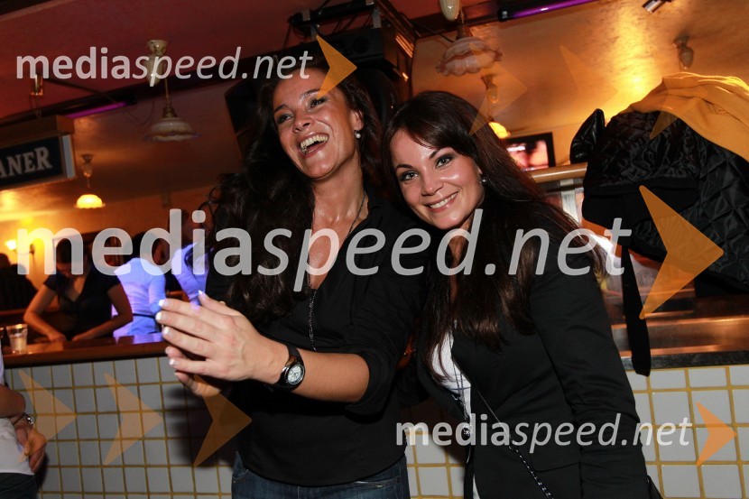 Anita Turk in Marinka ČančarTradicionalni božični koncert Bajaga i Instruktori