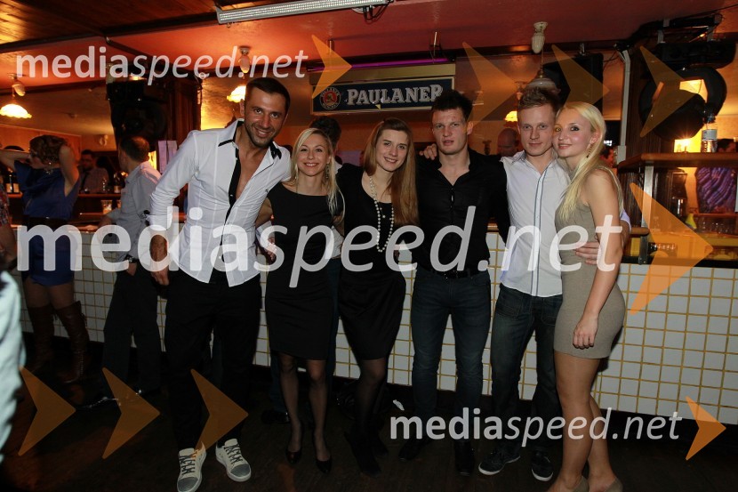 		Željko Stokanić, njegovo dekle Ines Juranovič, playboyeva zajčica, ..., ..., Matjaž Črešnar in Urška SkazaTradicionalni božični koncert Bajaga i Instruktori