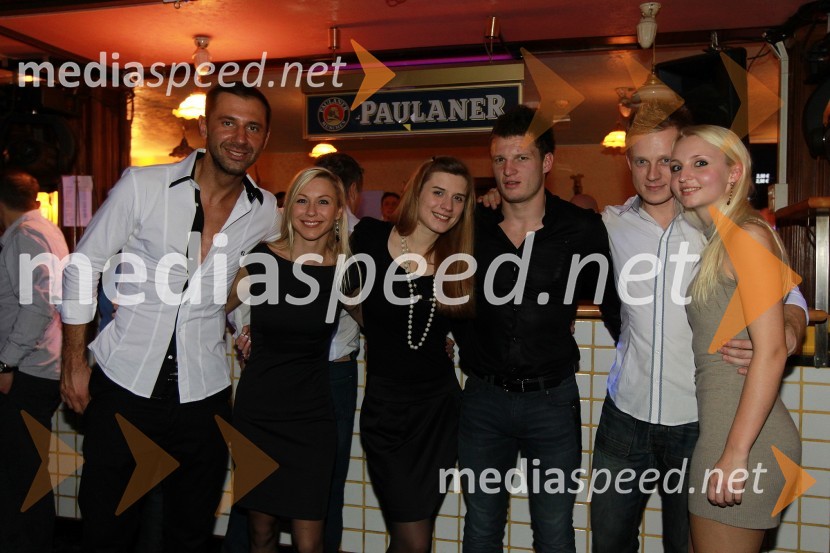 		Željko Stokanić, njegovo dekle Ines Juranovič, playboyeva zajčica, ..., ..., Matjaž Črešnar in Urška SkazaTradicionalni božični koncert Bajaga i Instruktori