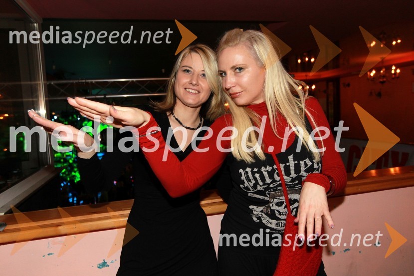 Indzi Kodba-Grinschgl, prodajna vodja zabavne elektronike Samsung Electronics za Slovenijo in Diana GomivnikTradicionalni božični koncert Bajaga i Instruktori