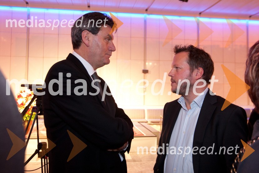 Janez Temlin odgovorni urednik Ljubljanskih novic in Dejan Steinbuch, svetovalec uprave Styria Media International AGNovoletni sprejem treh predsednikov za urednike in novinarje 2011