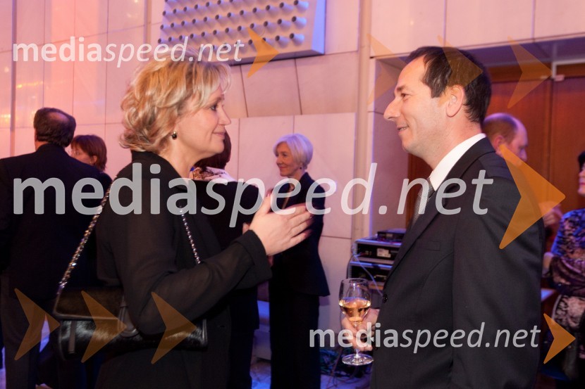 Ksenija Benedetti, vodja protokola Republike Slovenije in Edi Pucer, voditeljNovoletni sprejem treh predsednikov za urednike in novinarje 2011