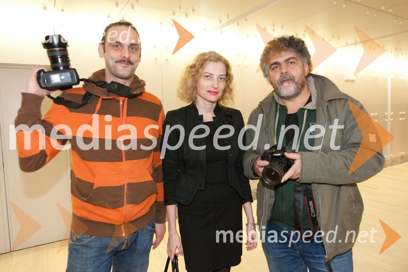 Mare Vavpotič, fotograf, Hermina Kovačič, novinarka in Goran Antley, fotografOtvoritev razstave Društva oblikovalcev Slovenije - Oblike