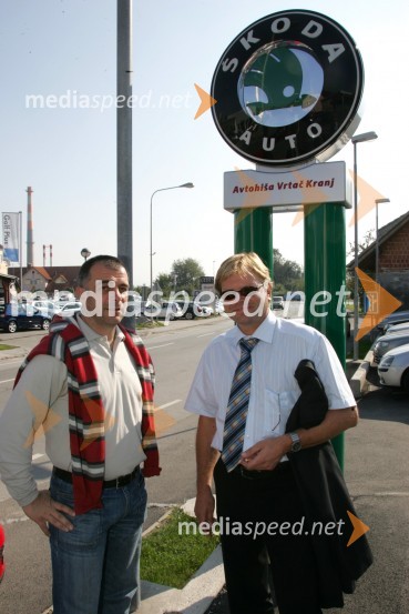 ... in Marko Škriba, vodja blagovne znamke Škoda v SlovenijiPredaja avtomobilov Škoda hokejistom Acroni Jesenice