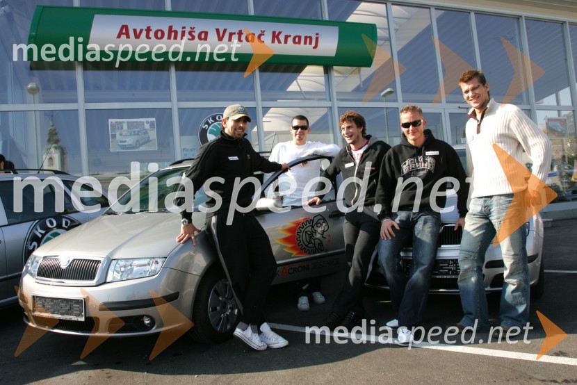 Hokejisti: Luka Žagar, Peter Rožič, Gregor Polončič, Damjan Dervarič in Marcel RodmanPredaja avtomobilov Škoda hokejistom Acroni Jesenice