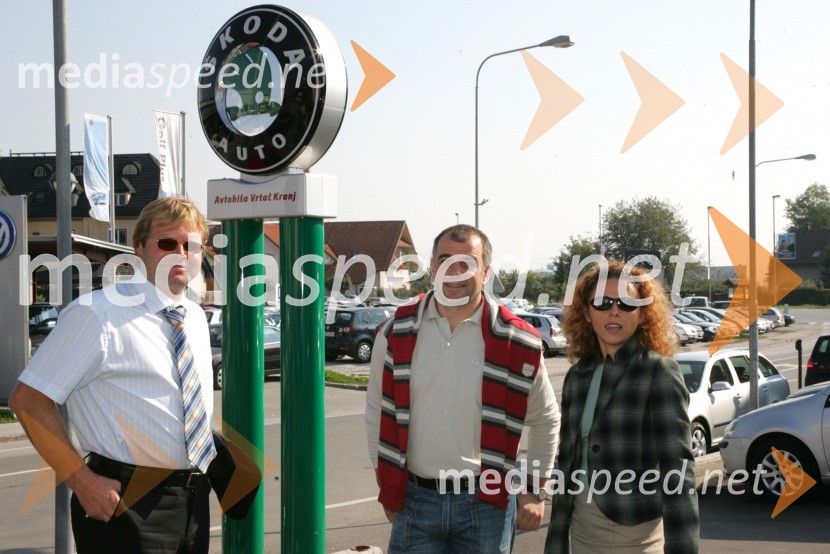 Marko Škriba, vodja blagovne znamke Škoda v Sloveniji, ... in Simona Torkar, vodja marketinga znamke Škoda v SlovenijiPredaja avtomobilov Škoda hokejistom Acroni Jesenice