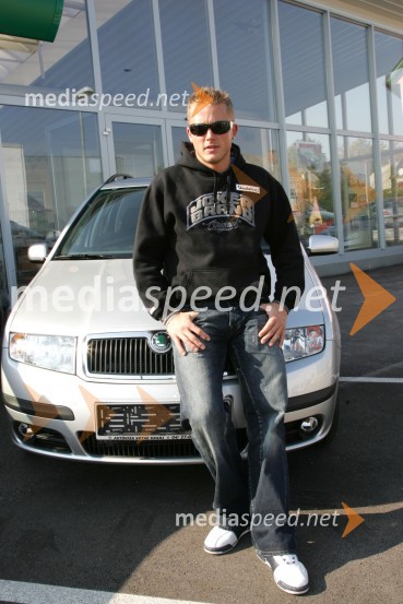 Damjan Dervarič, hokejistPredaja avtomobilov Škoda hokejistom Acroni Jesenice