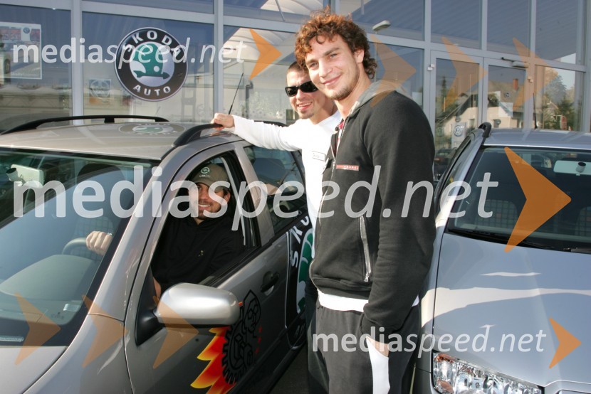 Luka Žagar, Peter Rožič in Gregor Polončič, hokejistiPredaja avtomobilov Škoda hokejistom Acroni Jesenice