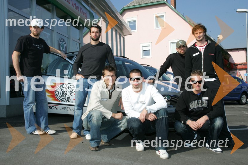 Hokejisti Acroni Jesenice ob Škodinem avtomobiluPredaja avtomobilov Škoda hokejistom Acroni Jesenice