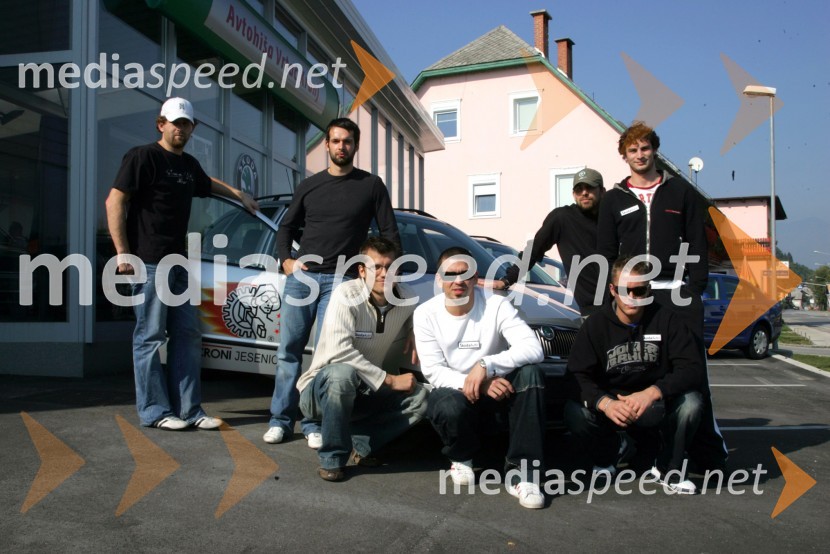 Hokejisti Acroni Jesenice ob Škodinem avtomobiluPredaja avtomobilov Škoda hokejistom Acroni Jesenice