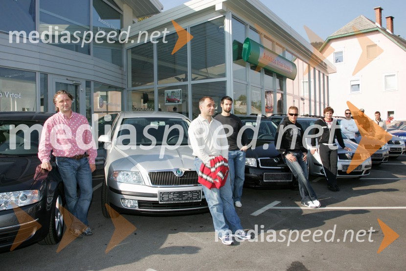 Hokejisti Acroni Jesenice ob Škodinem avtomobiluPredaja avtomobilov Škoda hokejistom Acroni Jesenice