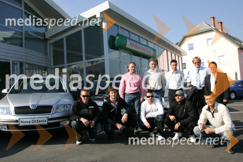 Hokejisti Acroni Jesenice in Marko Škriba, vodja blagovne znamke Škoda v SlovenijiPredaja avtomobilov Škoda hokejistom Acroni Jesenice