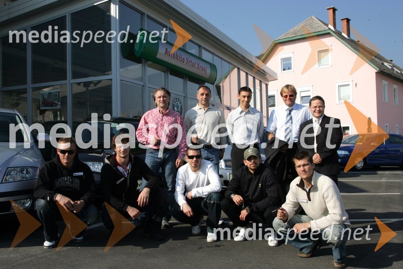 Hokejisti Acroni Jesenice in Marko Škriba, vodja blagovne znamke Škoda v SlovenijiPredaja avtomobilov Škoda hokejistom Acroni Jesenice