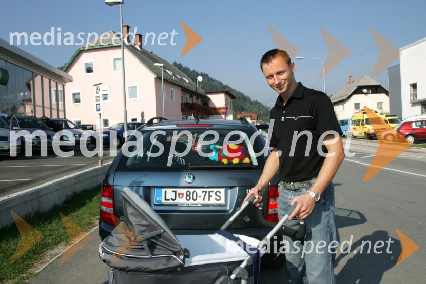 Marjan, spremljevalec Alenke BikarPredaja avtomobilov Škoda hokejistom Acroni Jesenice