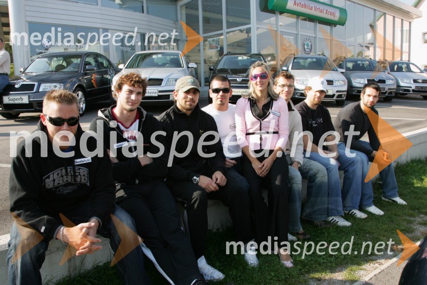 Hokejisti Acroni Jesenice, na sredini Alenka Bikar, atletinjaPredaja avtomobilov Škoda hokejistom Acroni Jesenice