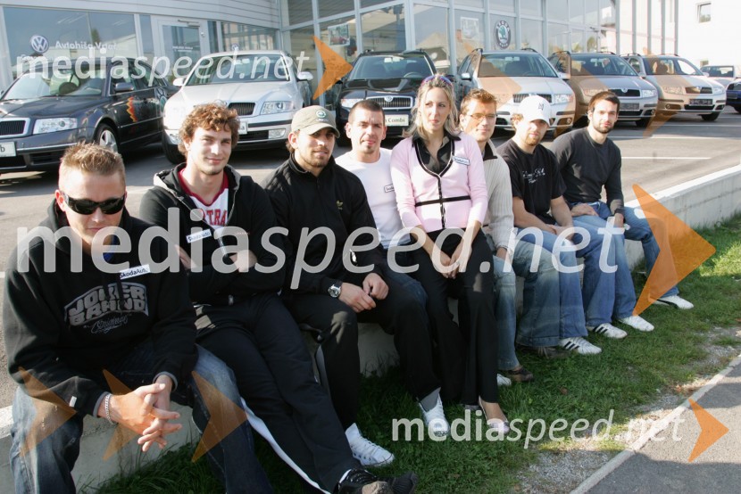 Hokejisti Acroni Jesenice, na sredini Alenka Bikar, atletinjaPredaja avtomobilov Škoda hokejistom Acroni Jesenice
