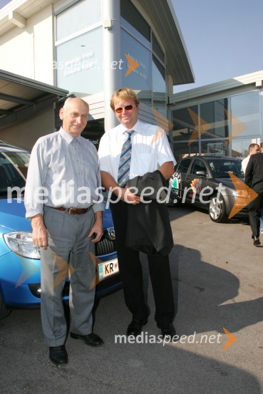 ... in Marko Škriba, vodja blagovne znamke Škoda v SlovenijiPredaja avtomobilov Škoda hokejistom Acroni Jesenice