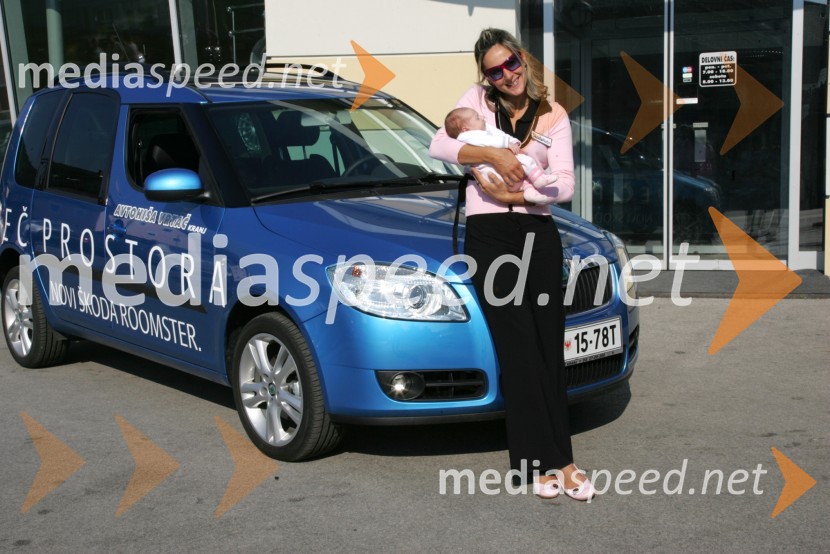 Alenka Bikar, atletinja s hčerko PikoPredaja avtomobilov Škoda hokejistom Acroni Jesenice