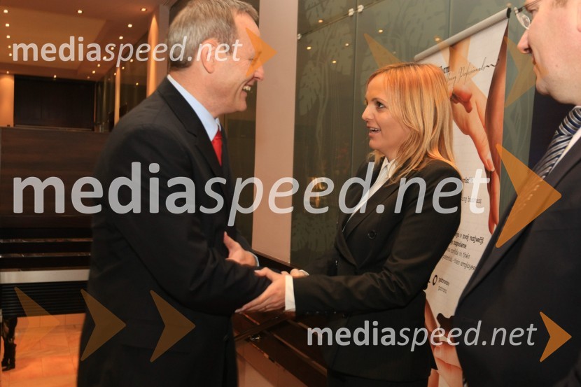 Matej Potokar, generalni direktor Microsoftove skupine za storitve (Microsoft Services) v regiji Srednje in Vzhodne Evrope, predsednik Ameriške gospodarske zbornice (AmCham) in mag. Ajša Vodnik, izvršna direktorica Ameriške gospodarske zbornice (AmCham)Amcham Poslovni zajtrk z okroglo mizo