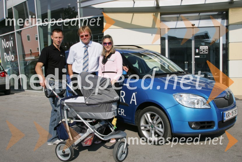 Alenka Bikar, atletinja, njen spremljevalec Marjan in hčerka Pika in Marko Škriba, vodja blagovne znamke Škoda v Sloveniji (na sredini)Predaja avtomobilov Škoda hokejistom Acroni Jesenice