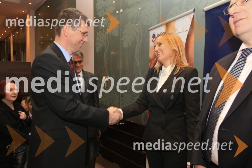 Martin Logar, direktor družbe Summit Avto in mag. Ajša Vodnik, izvršna direktorica Ameriške gospodarske zbornice (AmCham)Amcham Poslovni zajtrk z okroglo mizo