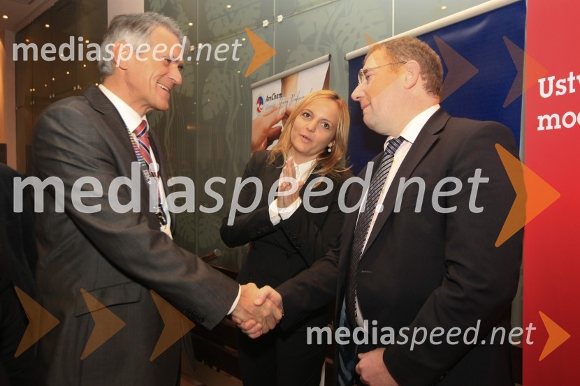 Slobodan Sibinčič, predsednik uprav GV skupine in predsednik sveta Managerskih koncertov, mag. Ajša Vodnik, izvršna direktorica Ameriške gospodarske zbornice (AmCham) in Roman Koritnik, generalni direktor IBM SlovenijaAmcham Poslovni zajtrk z okroglo mizo