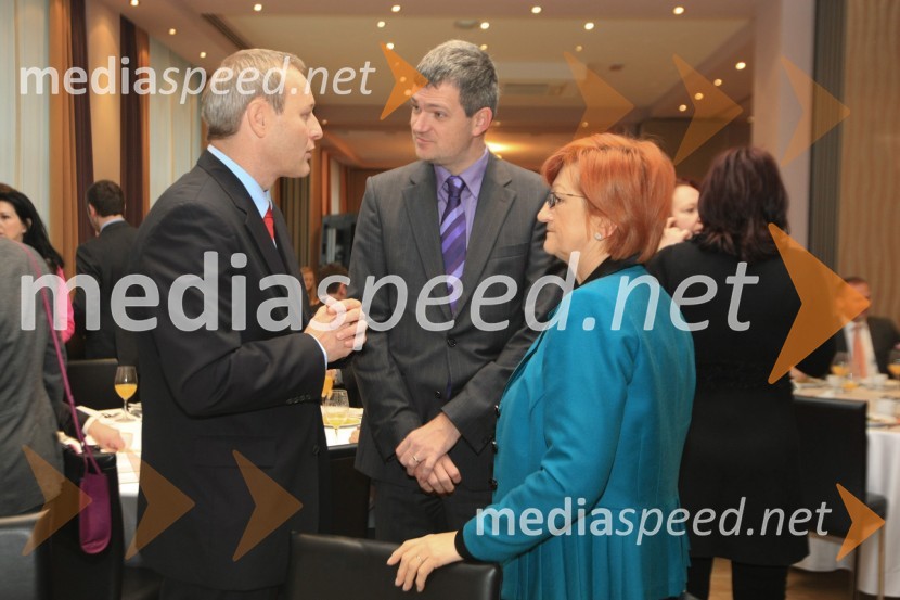 Matej Potokar, generalni direktor Microsoftove skupine za storitve (Microsoft Services) v regiji Srednje in Vzhodne Evrope, predsednik Ameriške gospodarske zbornice (AmCham), Tomaž Berločnik, predsednik uprave Petrol d.d. in Danica Purg, direktorica IEDC Poslovna šola BledAmcham Poslovni zajtrk z okroglo mizo
