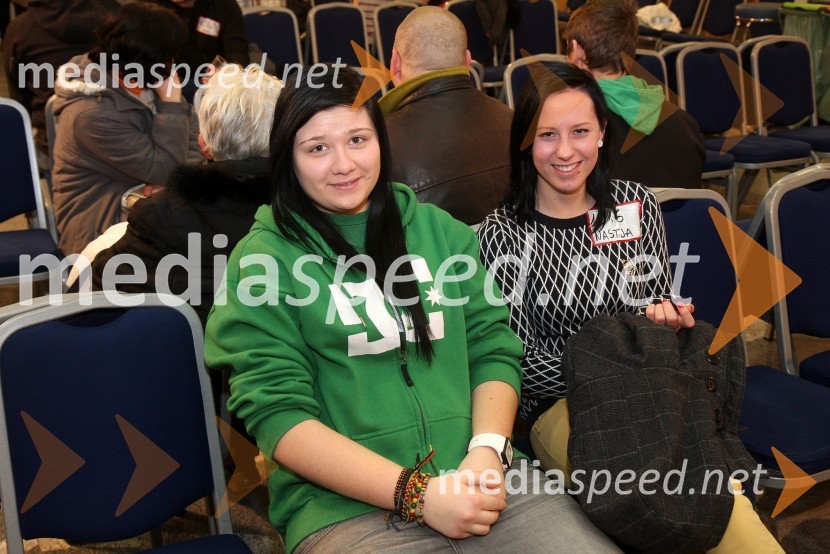 Nastja (desno), udeleženka avdicije s prijateljicoX Factor, predizbor v Mariboru