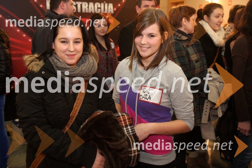 Sara (desno), udeleženka avdicije s prijateljicoX Factor, predizbor v Mariboru