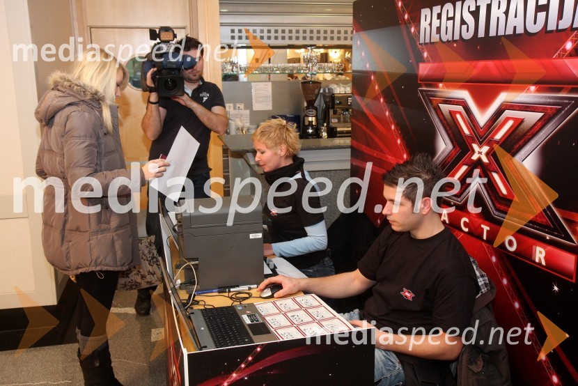 Ingrid Zobec, udeleženka avdicije, Miha Žnidaršič, kamerman in člana ekipe X FactorX Factor, predizbor v Mariboru