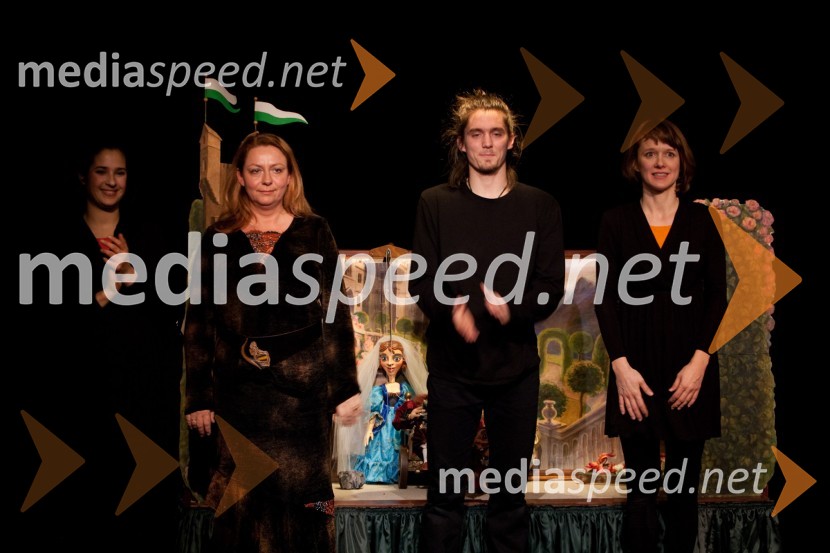 Priklon: Saša Pavlin Stošič,igralka, Petronela Dušova, režiserka, Klemen Janežič, igralec in Katja Povše, igralkaTroglavi zmaj in princeske, premiera predstave v Mini teatru