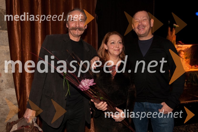 Miroslav Duša, likovna zasnova, soproga Petronela Dušova, režiserka in Robert Waltl, direktor Mini teatraTroglavi zmaj in princeske, premiera predstave v Mini teatru