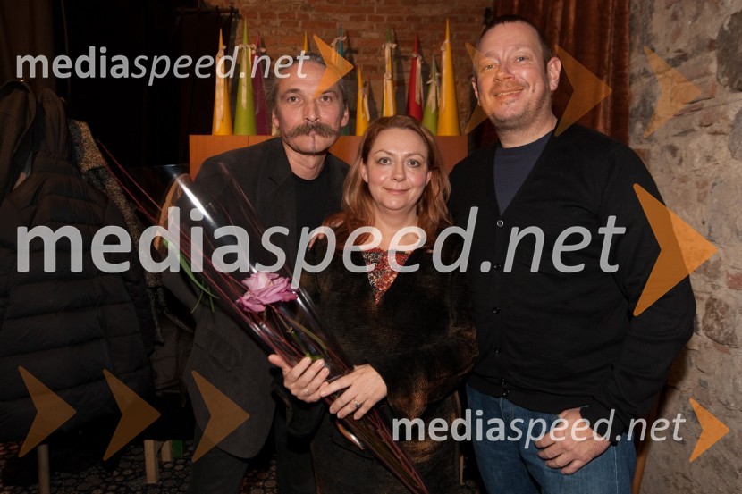 Miroslav Duša, likovna zasnova, soproga Petronela Dušova, režiserka in Robert Waltl, direktor Mini teatraTroglavi zmaj in princeske, premiera predstave v Mini teatru