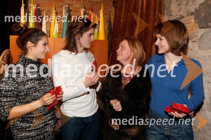 Saša Pavlin Stošič, igralka, Klemen Janežič, igralec, Petronela Dušova, režiserka in Katja Povše, igralkaTroglavi zmaj in princeske, premiera predstave v Mini teatru