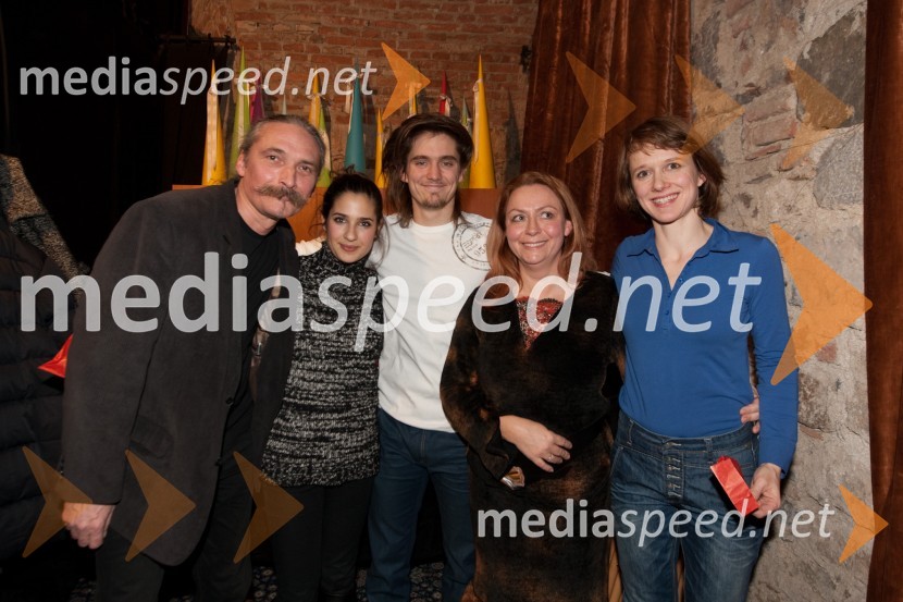 Miroslav Duša, likovna zasnova, Saša Pavlin Stošič, igralka, Klemen Janežič, igralec, Petronela Dušova, režiserka in Katja Povše, igralkaTroglavi zmaj in princeske, premiera predstave v Mini teatru