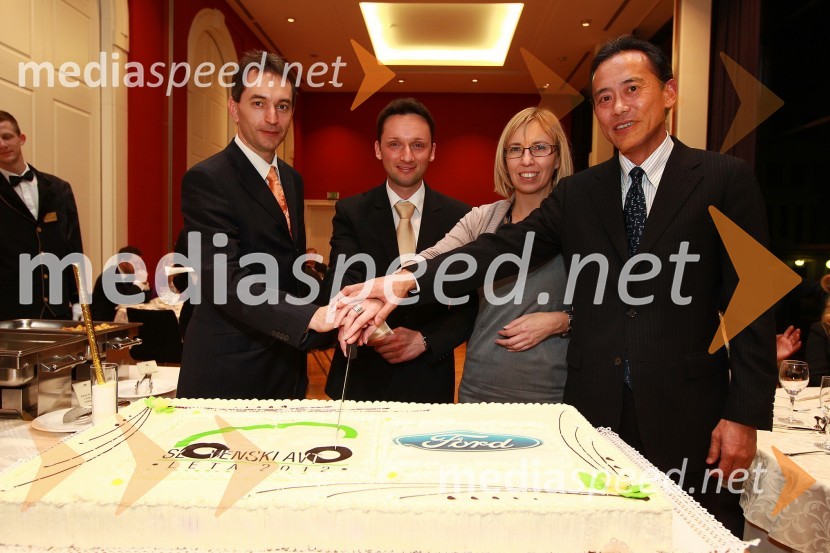 Rok Pirc, David Jurič, generalni direktor Summit motors Ljubljana in Tina Kambič, Summit Motors, Hiroshi Nakagawa, izvršni direktor Summit AvtoSlovenski avto leta 2011