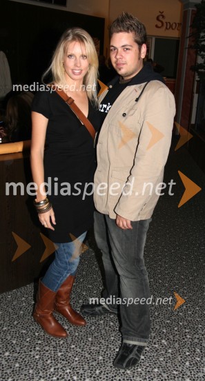 Bojana Ksela in Nejc Simšič, novinarja E+ na Kanalu ABowling center Strike, modna revija