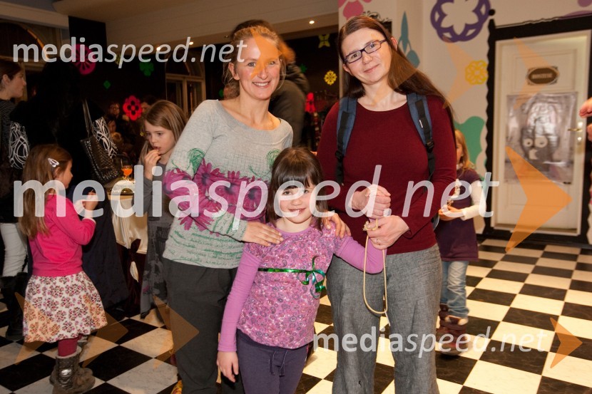 Ajda Rooss, lutkarca, Amelia Kraigher in hči VarjaVsi drugačni, vsi čudni, premiera v Lutkovnem gledališču Ljubljana