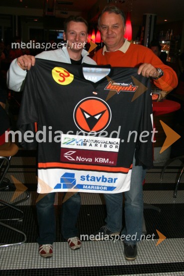 Mitja Mohor, hokejist in Željko Vidovič, predsednik HDK MariborPredstavitev mariborskih hokejstih reprezentanc