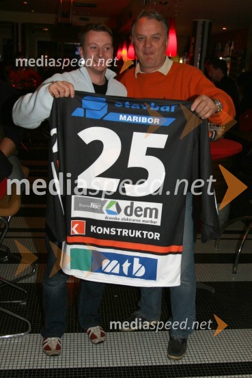 Mitja Mohor, hokejist in Željko Vidovič, predsednik HDK MariborPredstavitev mariborskih hokejstih reprezentanc