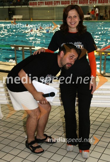 Anita Mlakar, novinarka ter moderatorka Radia City in Dejan Vedlin, moderator Radia CityVaterpolo, dobrodelna tekma Radia City