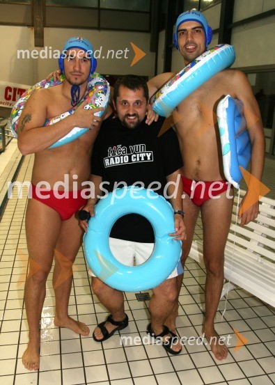 Marko Potrč in Dejan Vedlin, moderatorja Radia City in Bor Greiner, odgovorni urednik Radia CityVaterpolo, dobrodelna tekma Radia City