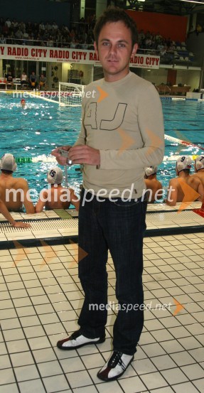 Andrej Bauman, športni novinar televizije RTSVaterpolo, dobrodelna tekma Radia City