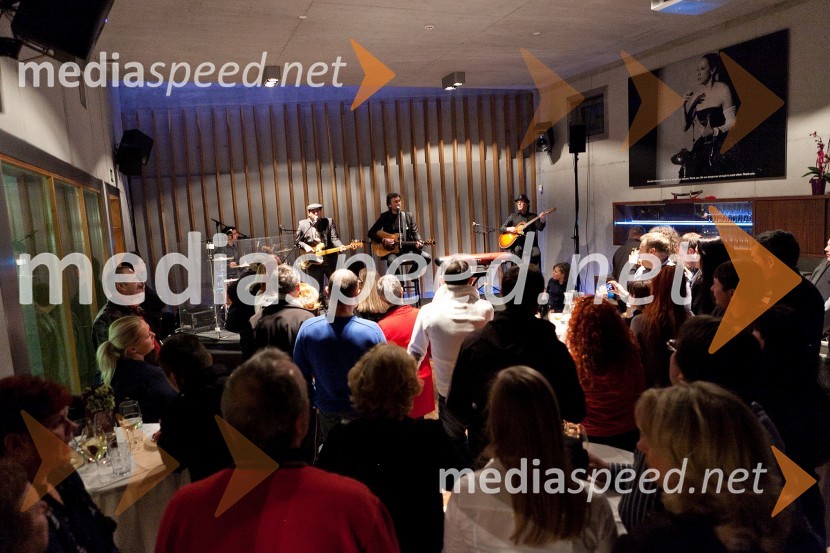 Jan Plestenjak, pevec s spremljevalno skupino10. Linina trgatev, vinogradništvo Doppler