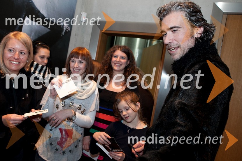 Jan Plestenjak, pevec, med deljenjem podpisov10. Linina trgatev, vinogradništvo Doppler