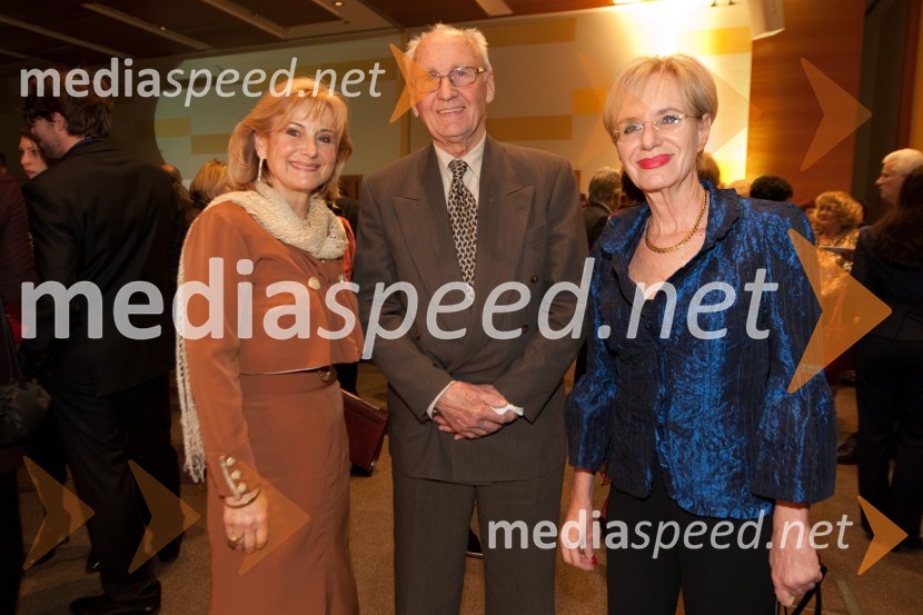 Doroteja Omahen, avtorica knjige Okusi sveta, soprog Feliks in Metka Premerl, slavistkaSprejem indijske ambasade