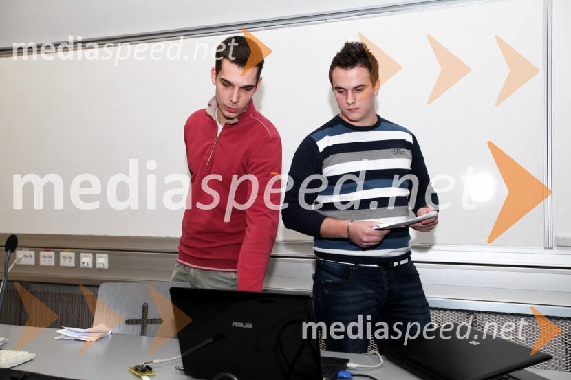 Rok Jambrošič in Simon FurmanUniverza v Mariboru, predstavitve študentskih projektov