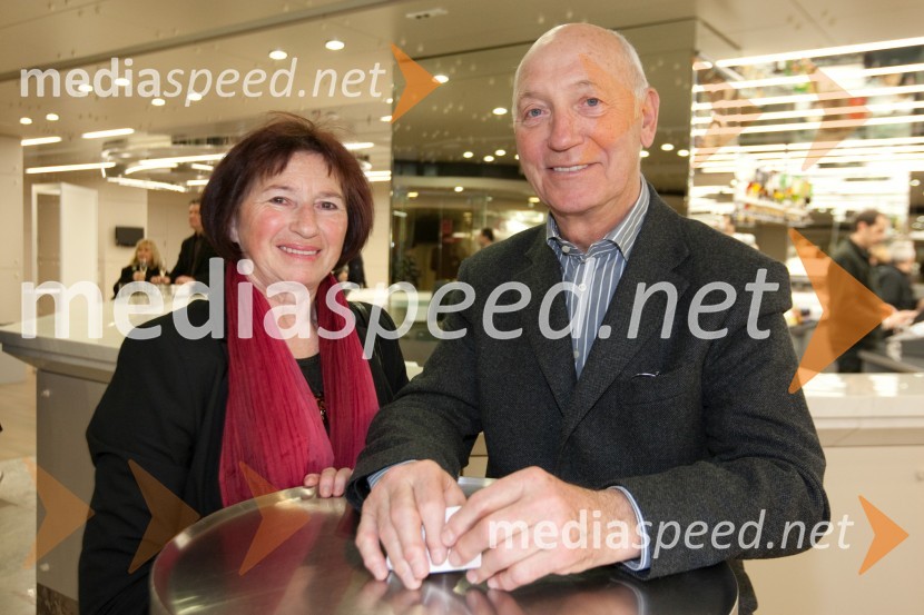 Ivan Rudolf, častni konzul R.J. Koreje in soproga VidaOče na službenem potovanju, premiera