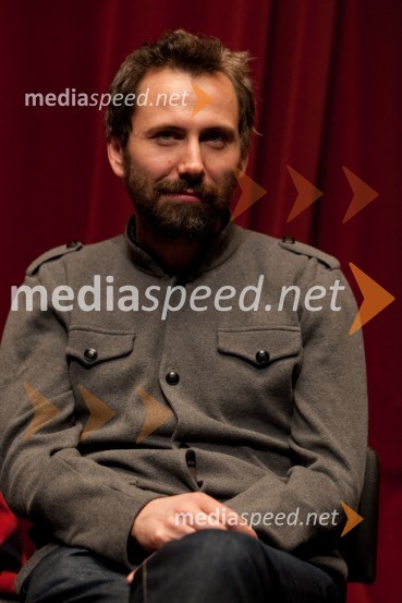 Oliver Frljić, režiserOče na službenem potovanju, premiera